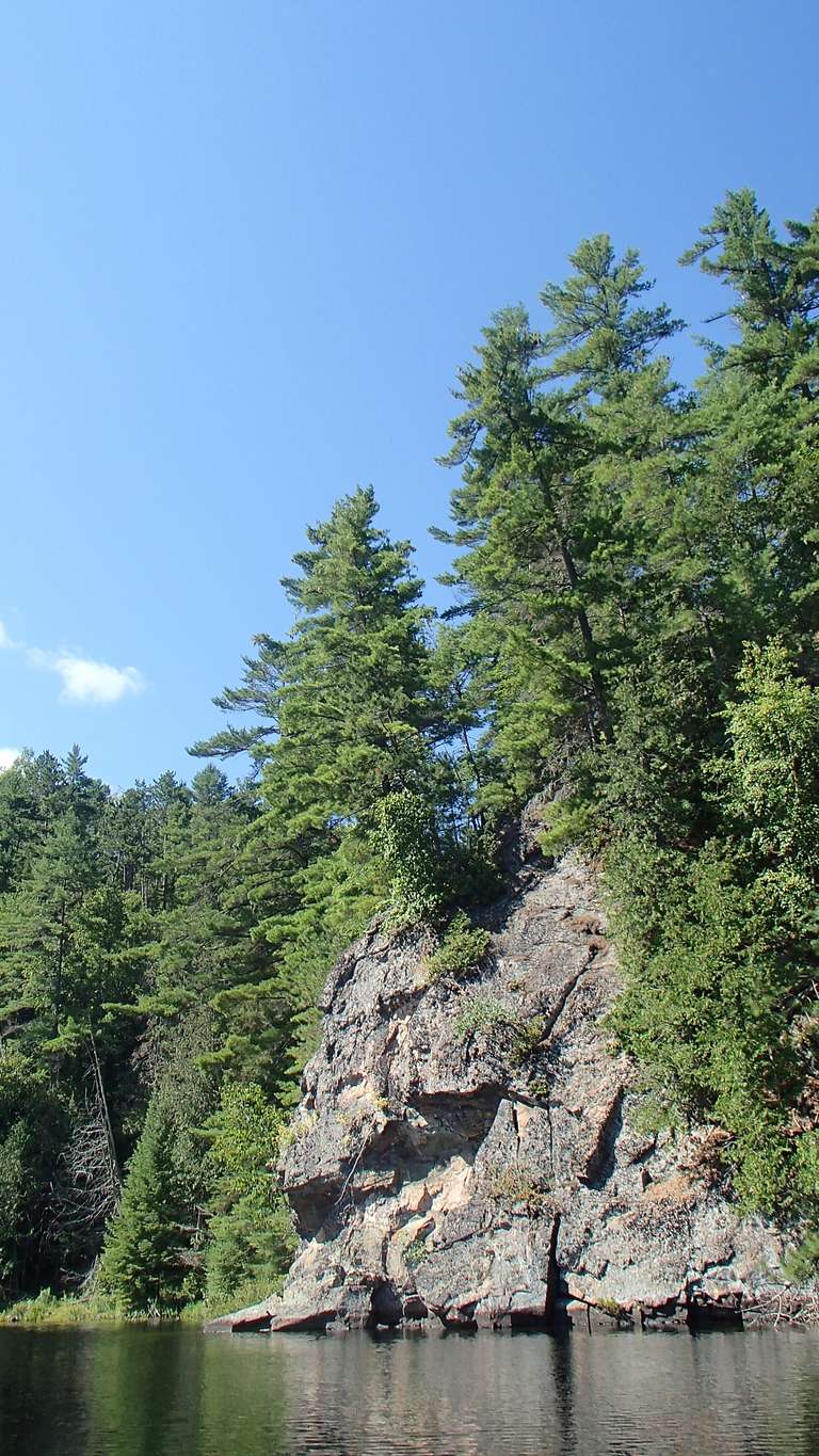 Cliffs at the northern end of Grean Leak Lake